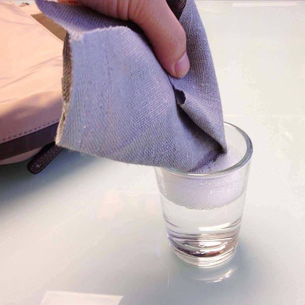 Dùng khăn tẩm ít cồn giúp lau sạch vết bẩn trên ví da bò hiệu quả