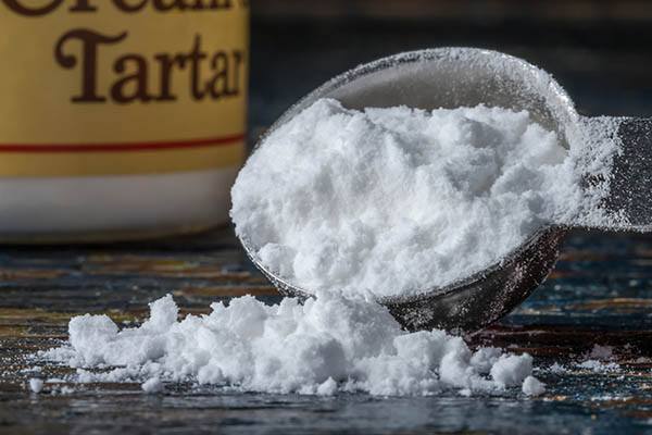 Kết hợp bột Tartar với chanh sẽ giúp bạn xử lý nhanh các vết bẩn 