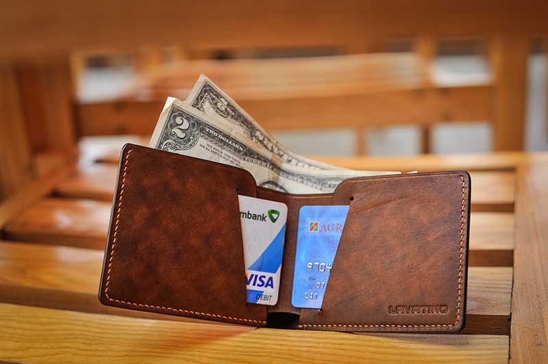 Để nhiều tiền mặt, thẻ ATM đựng trong ví thu hút tài lộc
