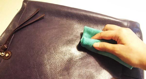 Với những vết bẩn thông thường bạn có thể làm sạch bằng khăn mềm ẩm một cách dễ dàng