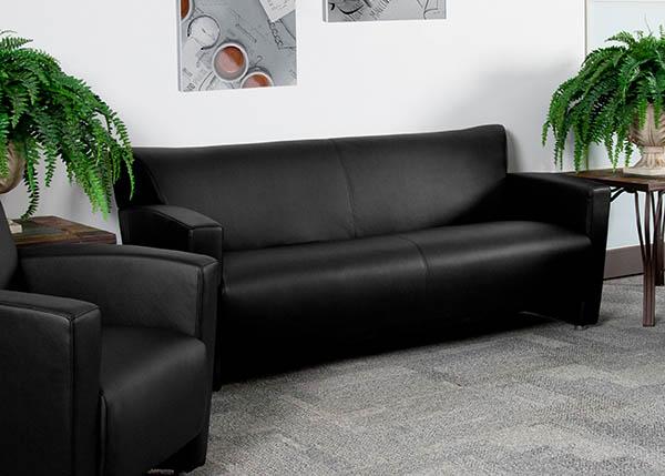 Sofa bọc simili sáng bóng dễ vệ sinh và đảm bảo độ bền đẹp lâu dài